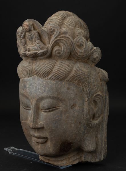 Testa in pietra di Buddha incoronato, Cina, XX secolo  - Asta Arte Orientale - Associazione Nazionale - Case d'Asta italiane