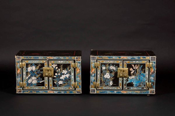 Coppia di piccoli stipi in legno ebanizzato e laccato con decoro floreale, Cina, XIX secolo  - Asta Arte Orientale - Associazione Nazionale - Case d'Asta italiane