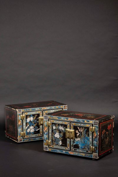 Coppia di piccoli stipi in legno ebanizzato e laccato con decoro floreale, Cina, XIX secolo  - Asta Arte Orientale - Associazione Nazionale - Case d'Asta italiane