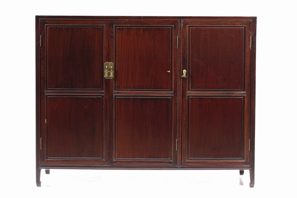 Mobile in legno a tre ante, Cina, XX secolo  - Asta Arte Orientale - Associazione Nazionale - Case d'Asta italiane