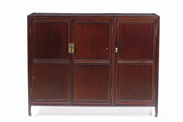 Mobile in legno a tre ante, Cina, XX secolo  - Asta Arte Orientale - Associazione Nazionale - Case d'Asta italiane