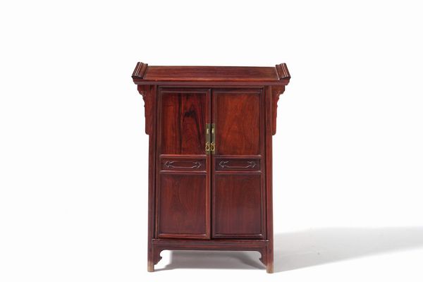 Mobile a due ante in legno, Cina, XX secolo  - Asta Arte Orientale - Associazione Nazionale - Case d'Asta italiane