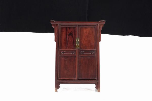 Mobile a due ante in legno, Cina, XX secolo  - Asta Arte Orientale - Associazione Nazionale - Case d'Asta italiane