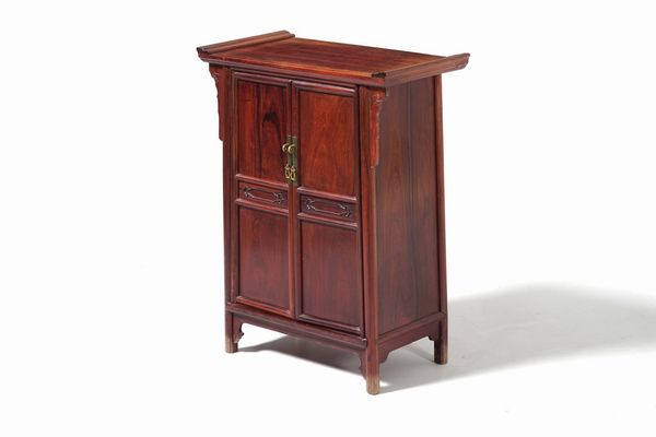 Mobile a due ante in legno, Cina, XX secolo  - Asta Arte Orientale - Associazione Nazionale - Case d'Asta italiane