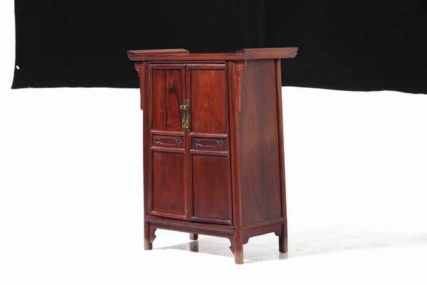 Mobile a due ante in legno, Cina, XX secolo  - Asta Arte Orientale - Associazione Nazionale - Case d'Asta italiane