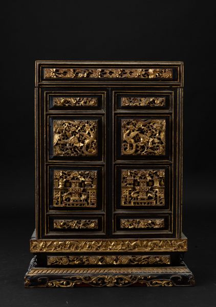Piccolo stipo con cassetti in legno laccato e dorato, Cina, Canton, Dinastia Qing, XIX secolo  - Asta Arte Orientale - Associazione Nazionale - Case d'Asta italiane