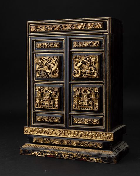 Piccolo stipo con cassetti in legno laccato e dorato, Cina, Canton, Dinastia Qing, XIX secolo  - Asta Arte Orientale - Associazione Nazionale - Case d'Asta italiane