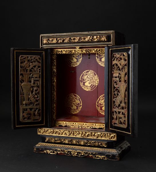 Piccolo stipo con cassetti in legno laccato e dorato, Cina, Canton, Dinastia Qing, XIX secolo  - Asta Arte Orientale - Associazione Nazionale - Case d'Asta italiane