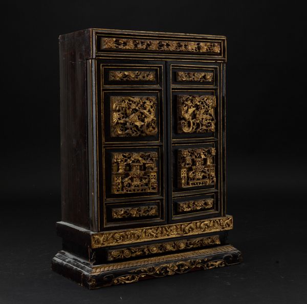 Piccolo stipo con cassetti in legno laccato e dorato, Cina, Canton, Dinastia Qing, XIX secolo  - Asta Arte Orientale - Associazione Nazionale - Case d'Asta italiane
