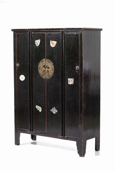 Armadio  a quattro ante in legno laccato con placche in giada decorate a traforo, Cina, XX secolo  - Asta Arte Orientale - Associazione Nazionale - Case d'Asta italiane