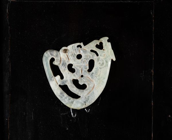 Armadio  a quattro ante in legno laccato con placche in giada decorate a traforo, Cina, XX secolo  - Asta Arte Orientale - Associazione Nazionale - Case d'Asta italiane