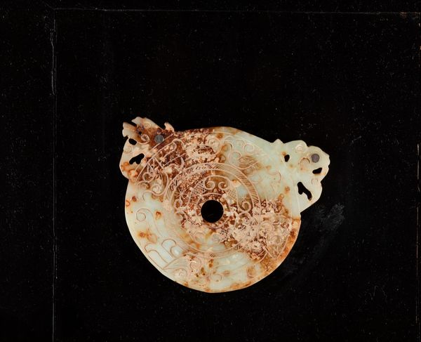 Armadio  a quattro ante in legno laccato con placche in giada decorate a traforo, Cina, XX secolo  - Asta Arte Orientale - Associazione Nazionale - Case d'Asta italiane