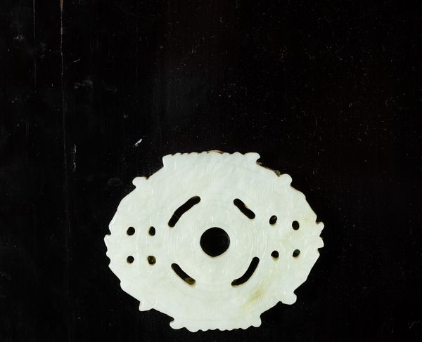 Armadio  a quattro ante in legno laccato con placche in giada decorate a traforo, Cina, XX secolo  - Asta Arte Orientale - Associazione Nazionale - Case d'Asta italiane