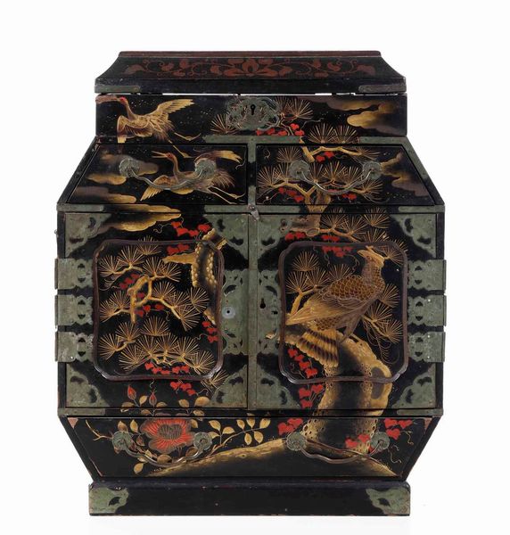 Piccolo stipo in legno laccato con raffigurazioni naturalistiche lumeggiate in color oro, Giappone, periodo Meiji (1868-1912)  - Asta Arte Orientale - Associazione Nazionale - Case d'Asta italiane