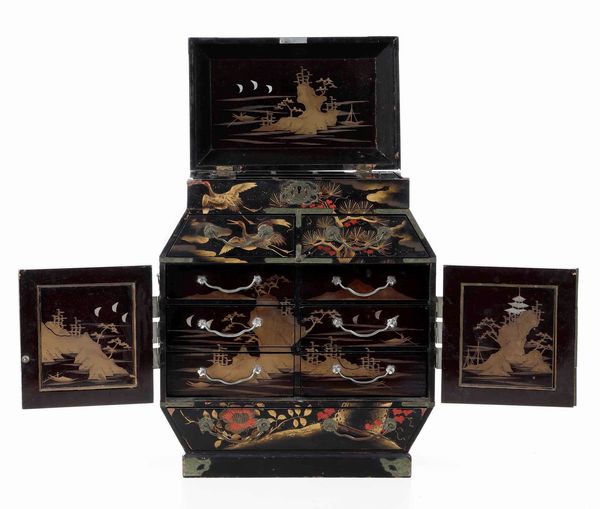 Piccolo stipo in legno laccato con raffigurazioni naturalistiche lumeggiate in color oro, Giappone, periodo Meiji (1868-1912)  - Asta Arte Orientale - Associazione Nazionale - Case d'Asta italiane