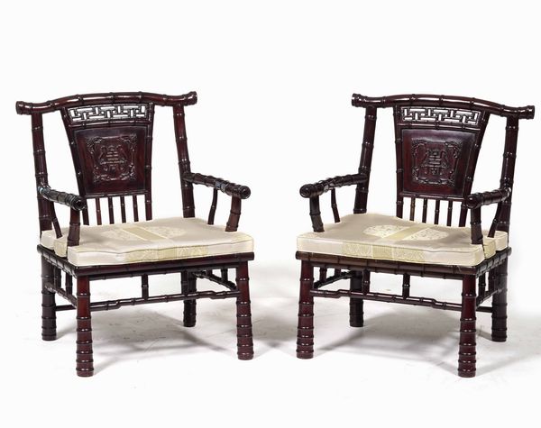 Coppia di sedie in legno con schienale lavorato a traforo e dettagli a foggia di canne di bamb, Cina, Dinastia Qing, XIX secolo  - Asta Arte Orientale - Associazione Nazionale - Case d'Asta italiane