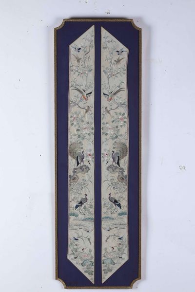 Sette tessuti in seta ricamati con decori naturalistici, Cina, Dinastia Qing, XIX secolo  - Asta Arte Orientale - Associazione Nazionale - Case d'Asta italiane