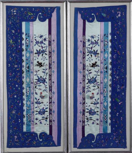 Coppia di tessuti in seta ricamata con decori floreali e naturalistici sui toni del blu e del lilla, Cina, XX secolo  - Asta Arte Orientale - Associazione Nazionale - Case d'Asta italiane