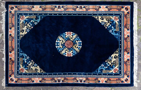 Tappeto con medaglione centrale e decori floreali su fondo blu, Cina, XX secolo  - Asta Arte Orientale - Associazione Nazionale - Case d'Asta italiane