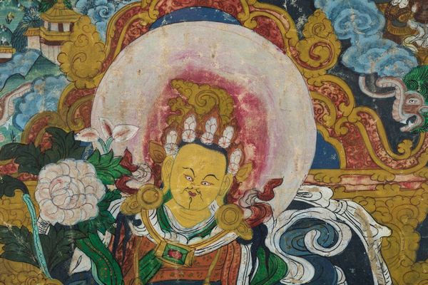 Thangka su seta entro cornice con figura centrale di divinit e guerrieri, Tibet, XIX secolo  - Asta Arte Orientale - Associazione Nazionale - Case d'Asta italiane