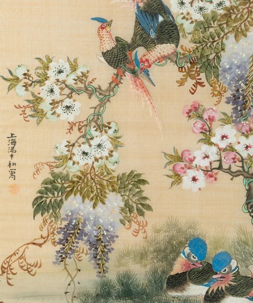 Coppia di dipinti su seta raffiguranti scene naturalistiche con galli e uccellini tra i rami in fiore e iscrizioni, Cina, inizio XX secolo  - Asta Arte Orientale - Associazione Nazionale - Case d'Asta italiane