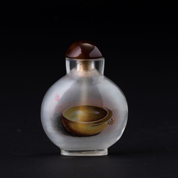 Snuff bottle in vetro dipinto raffigurante oggetto di vita quotidiana e iscrizione, Cina, XX secolo  - Asta Arte Orientale - Associazione Nazionale - Case d'Asta italiane