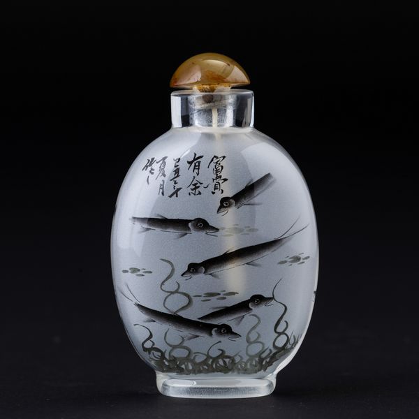 Snuff bottle in vetro dipinto con pesci e iscrizioni, Cina, XX secolo  - Asta Arte Orientale - Associazione Nazionale - Case d'Asta italiane