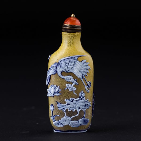 Snuff bottle in vetro con pavone e fenice a rilievo, Cina, XX secolo  - Asta Arte Orientale - Associazione Nazionale - Case d'Asta italiane