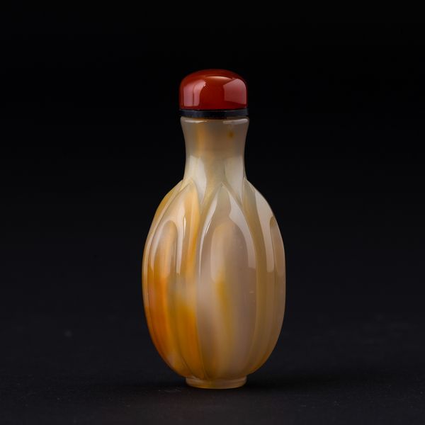 Snuff bottle in agata con corpo sagomato, Cina, XX secolo  - Asta Arte Orientale - Associazione Nazionale - Case d'Asta italiane