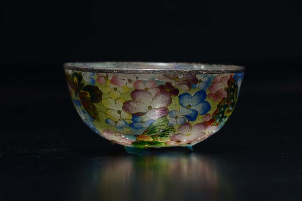 Ciotola in pasta di vetro con decoro di fiori e farfalle, Giappone, fine XIX secolo  - Asta Arte Orientale - Associazione Nazionale - Case d'Asta italiane