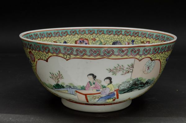 Ciotola in porcellana a smalti policromi raffigurante scene di vita comune con cortigiane entro riserve e decori floreali su fondo giallo, Cina, Dinastia Qing, XIX secolo  - Asta Arte Orientale - Associazione Nazionale - Case d'Asta italiane