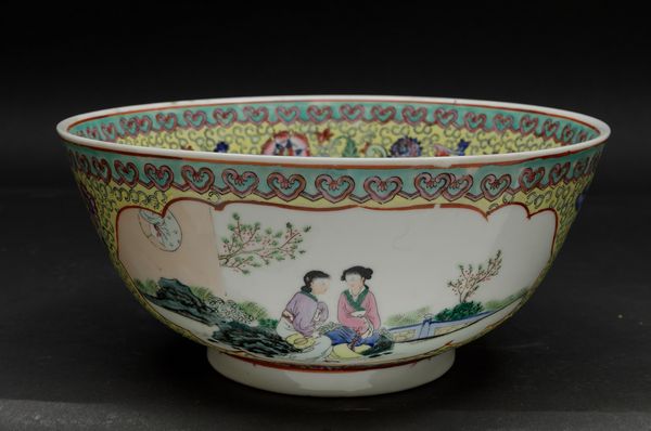 Ciotola in porcellana a smalti policromi raffigurante scene di vita comune con cortigiane entro riserve e decori floreali su fondo giallo, Cina, Dinastia Qing, XIX secolo  - Asta Arte Orientale - Associazione Nazionale - Case d'Asta italiane