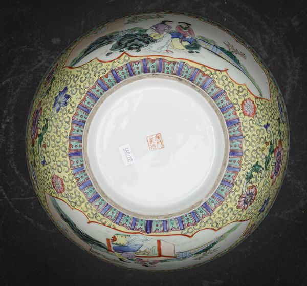 Ciotola in porcellana a smalti policromi raffigurante scene di vita comune con cortigiane entro riserve e decori floreali su fondo giallo, Cina, Dinastia Qing, XIX secolo  - Asta Arte Orientale - Associazione Nazionale - Case d'Asta italiane