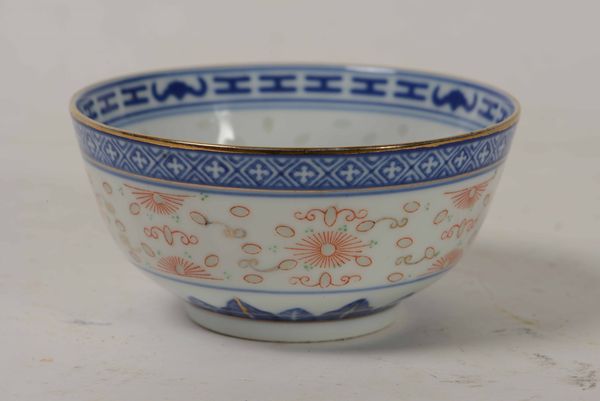 Piccola ciotola in porcellana Chicco di Riso, Cina, XX secolo  - Asta Arte Orientale - Associazione Nazionale - Case d'Asta italiane