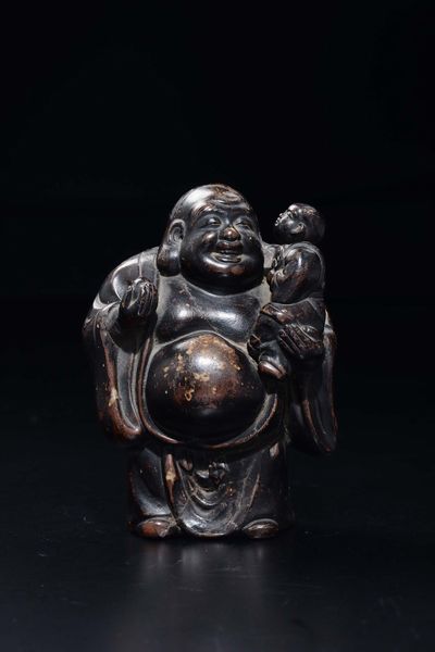 Figura di Budai in pasta eretto con pesca e fanciullo, Cina, XX secolo  - Asta Arte Orientale - Associazione Nazionale - Case d'Asta italiane