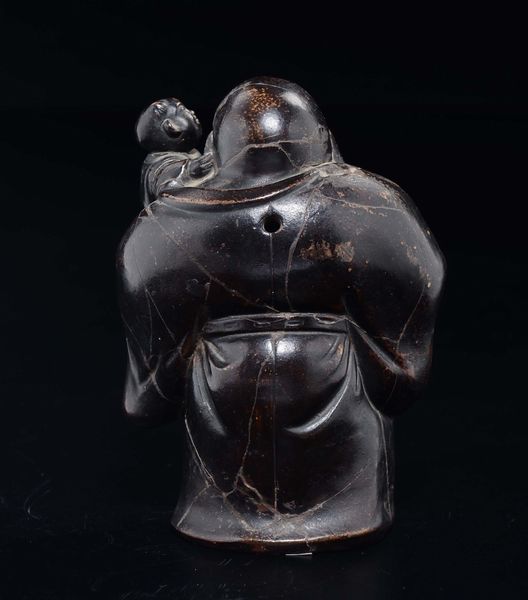 Figura di Budai in pasta eretto con pesca e fanciullo, Cina, XX secolo  - Asta Arte Orientale - Associazione Nazionale - Case d'Asta italiane