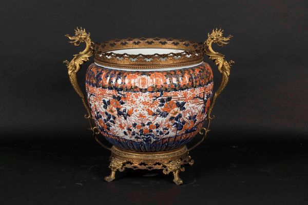 Cachepot in porcellana Imari con decoro floreale e montatura in bronzo con prese a foggia di drago, Giappone, XIX secolo  - Asta Arte Orientale - Associazione Nazionale - Case d'Asta italiane