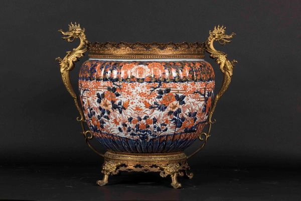 Cachepot in porcellana Imari con decoro floreale e montatura in bronzo con prese a foggia di drago, Giappone, XIX secolo  - Asta Arte Orientale - Associazione Nazionale - Case d'Asta italiane