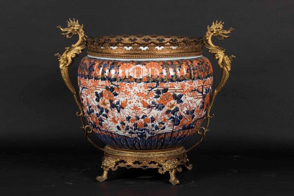 Cachepot in porcellana Imari con decoro floreale e montatura in bronzo con prese a foggia di drago, Giappone, XIX secolo  - Asta Arte Orientale - Associazione Nazionale - Case d'Asta italiane