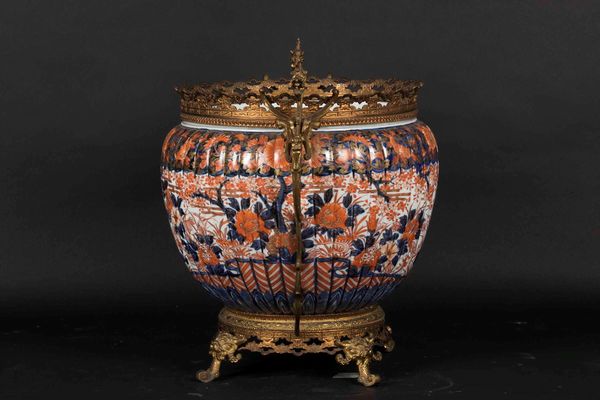 Cachepot in porcellana Imari con decoro floreale e montatura in bronzo con prese a foggia di drago, Giappone, XIX secolo  - Asta Arte Orientale - Associazione Nazionale - Case d'Asta italiane