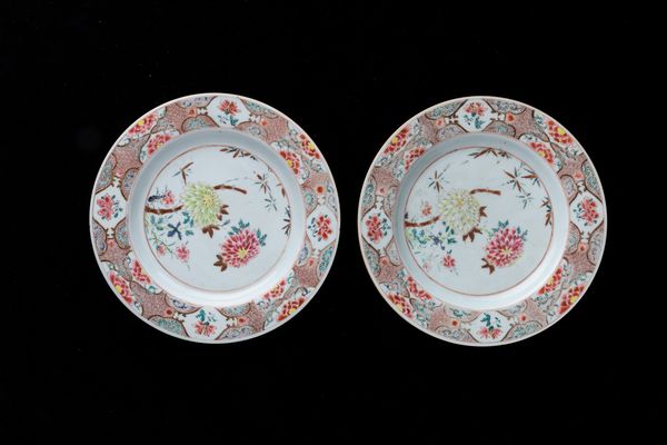 Coppia di piatti in porcellana a smalti policromi Famiglia Rosa con peonie e decori floreali entro riserve, Cina, Dinastia Qing, XVIII secolo  - Asta Arte Orientale - Associazione Nazionale - Case d'Asta italiane