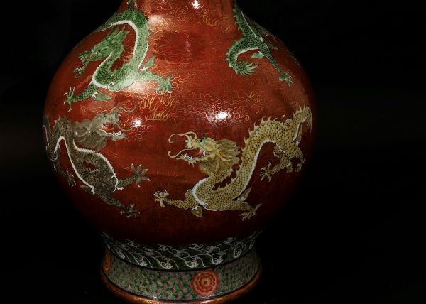 Coppia di grandi vasi a doppia ansa in porcellana a smalti policromi con figure di draghi su fondo rosso, Cina, XX secolo  - Asta Arte Orientale - Associazione Nazionale - Case d'Asta italiane