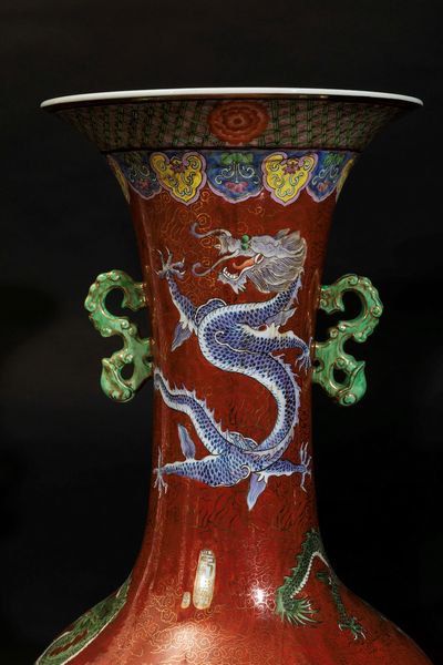 Coppia di grandi vasi a doppia ansa in porcellana a smalti policromi con figure di draghi su fondo rosso, Cina, XX secolo  - Asta Arte Orientale - Associazione Nazionale - Case d'Asta italiane