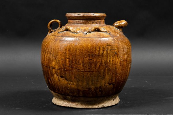 Vaso a doppia ansa con applicazioni e rilievo in grs a smalto monocromo marrone, Cina, Dinastia Ming, XVII secolo  - Asta Arte Orientale - Associazione Nazionale - Case d'Asta italiane