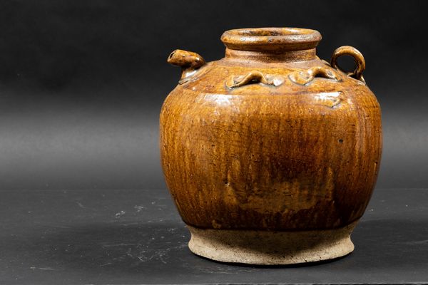 Vaso a doppia ansa con applicazioni e rilievo in grs a smalto monocromo marrone, Cina, Dinastia Ming, XVII secolo  - Asta Arte Orientale - Associazione Nazionale - Case d'Asta italiane