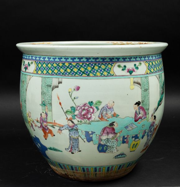 Cachepot in porcellana Famiglia Rosa con scene di vita comune e decori floreali entro riserve, Cina, Dinastia Qing, XIX secolo  - Asta Arte Orientale - Associazione Nazionale - Case d'Asta italiane