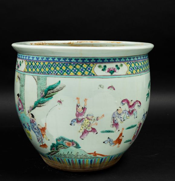 Cachepot in porcellana Famiglia Rosa con scene di vita comune e decori floreali entro riserve, Cina, Dinastia Qing, XIX secolo  - Asta Arte Orientale - Associazione Nazionale - Case d'Asta italiane