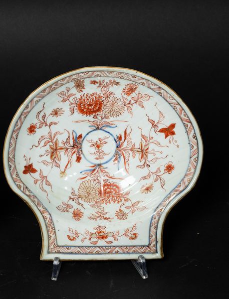 Piccolo piatto a foggia di conchiglia in porcellana Imari con decori floreali, Cina, Dinastia Qing, epoca Kangxi (1662-1722)  - Asta Arte Orientale - Associazione Nazionale - Case d'Asta italiane
