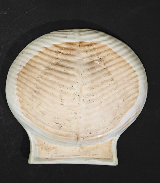 Piccolo piatto a foggia di conchiglia in porcellana Imari con decori floreali, Cina, Dinastia Qing, epoca Kangxi (1662-1722)  - Asta Arte Orientale - Associazione Nazionale - Case d'Asta italiane