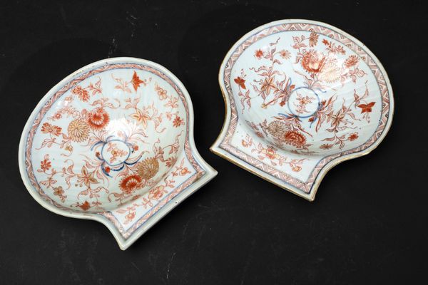 Piccolo piatto a foggia di conchiglia in porcellana Imari con decori floreali, Cina, Dinastia Qing, epoca Kangxi (1662-1722)  - Asta Arte Orientale - Associazione Nazionale - Case d'Asta italiane